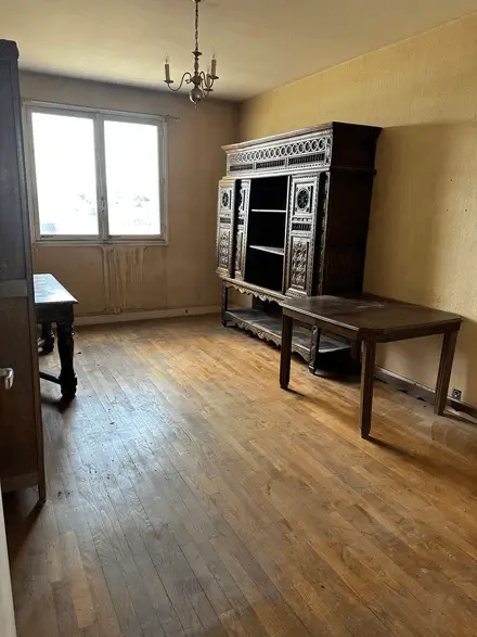 Le salon complètement nettoyé et débarrassé.