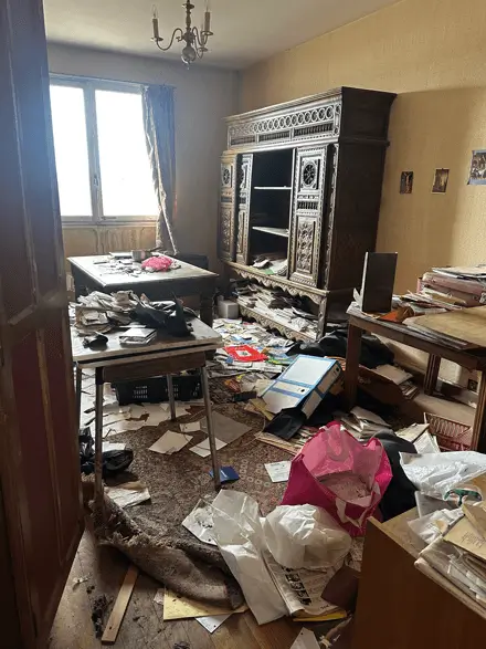 Salon d'un appartement encombré à rennes..